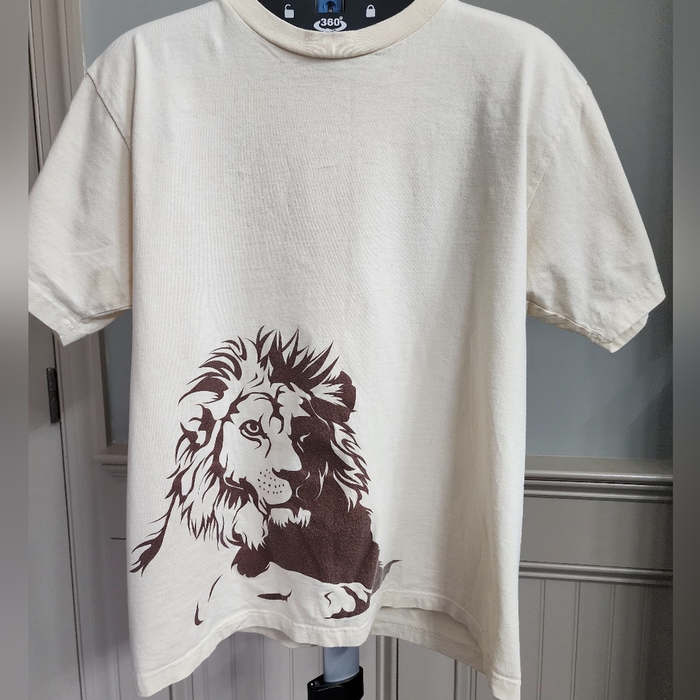 Large beige lion t shirt